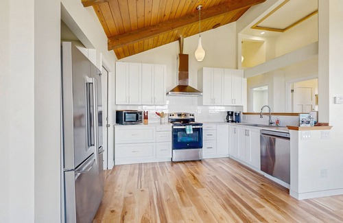 Yachats House | Oceanfront home w/amazing sunsets, fire pit, & jacuzzi tub
