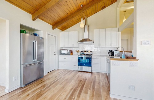 Yachats House | Oceanfront home w/amazing sunsets, fire pit, & jacuzzi tub