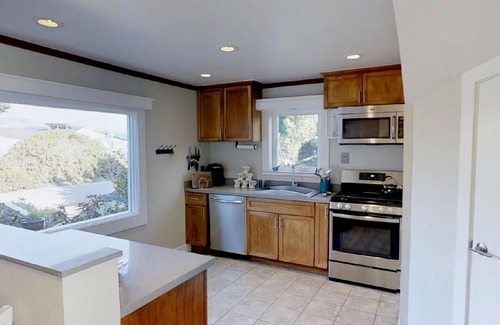 Bodega Bay Cottage | Oceanfront - Hot Tub - Newly Remodeled Cottage