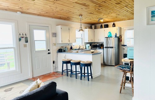 New London Cottage | Oceanfront Jewel Getaway! PEI oceanfront cottage just minutes from Cavendish.
