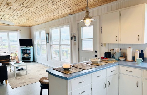 New London Cottage | Oceanfront Jewel Getaway! PEI oceanfront cottage just minutes from Cavendish.