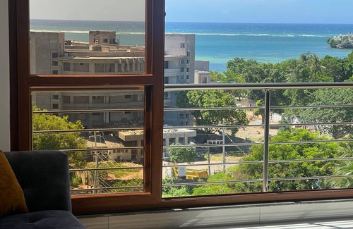 Manyimbo Apartment | Oceanfront Luxury Penthouse w/Panoramic Views & Spacious Interiors