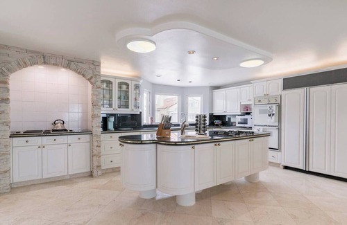 Hollywood House | Oceanfront Luxury: Rose in the Sand – Direct Beach Access & Stunning Views