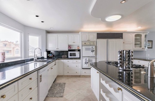Hollywood House | Oceanfront Luxury: Rose in the Sand – Direct Beach Access & Stunning Views