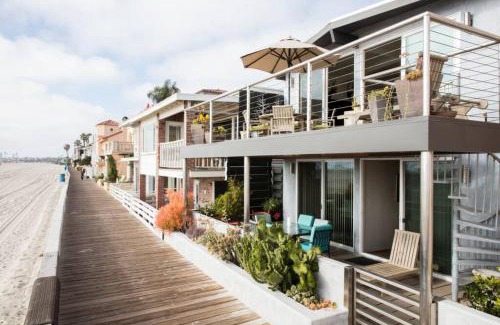 Peninsula Apartment | Oceanfront Oasis