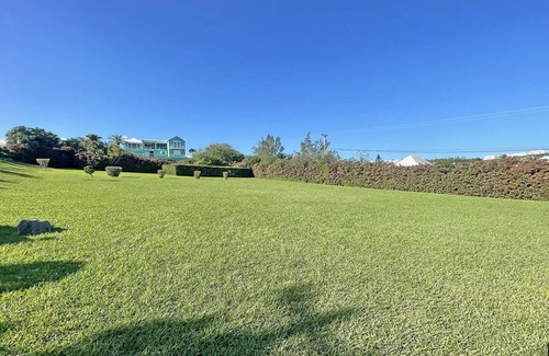 Bermuda Apartment | “Oceanfront Paradise Property: access to pool, ocean and Complimentary Kayaks”