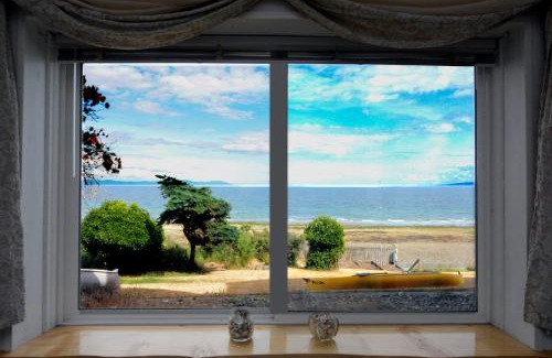 Comox Apartment | Oceanfront Paradise