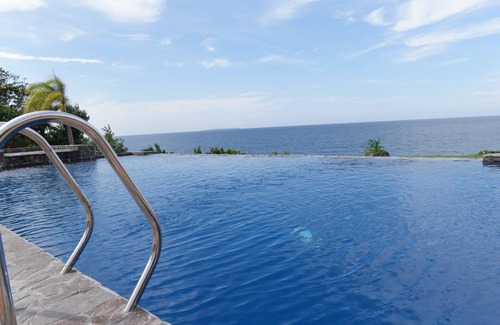 Dauis Villa | Oceanfront Spanish Villa - FREE Starlink Wi-Fi