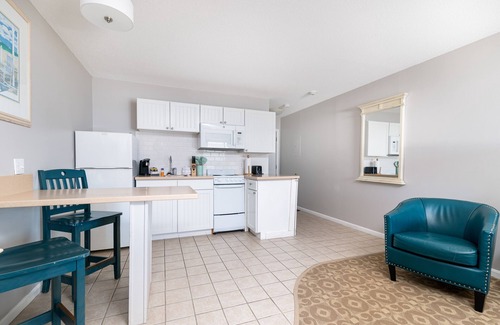 North Truro Apartment | Oceanfront suite with bay-view balcony, full kitchen, AC & firepit