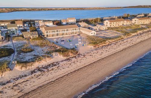 North Truro Apartment | Oceanfront suite with bay-view balcony, full kitchen, AC & firepit
