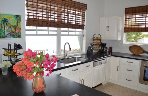 Soto House | Oceanfront Villa in Private Residential Area