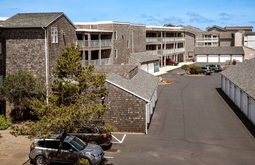 Depoe Bay Condo | Oceanfront, Whale Watching, Pool | Captains Choice
