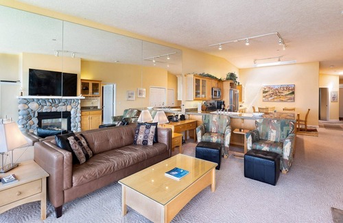 Depoe Bay Condo | Oceanfront, Whale Watching, Pool - Surf Song