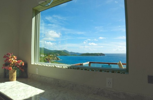 Hart Bay Villa | Oceanport Villa : Great location, stunning views with pool and spa