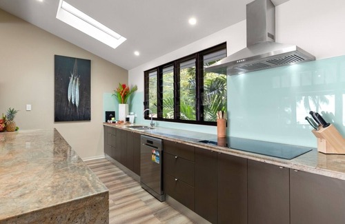Hamilton Island House | Oceans Edge Oak Beach - absolute beachfront with private pool