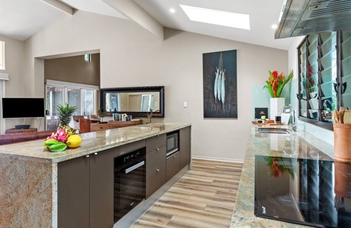 Hamilton Island House | Oceans Edge Oak Beach - absolute beachfront with private pool
