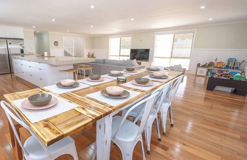 Lancelin House | Oceans Eight A stunning 8-bedroom home -perfect for larger or multiple families.