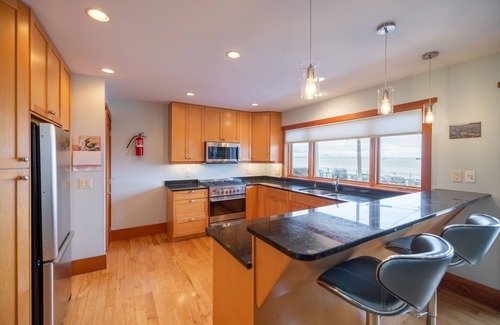 James Bay House | Oceanside Townhome