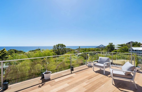 Peppermint Grove Beach House | Oceanview Manor by Peppy Beach Retreats® (10 Adults), Manor