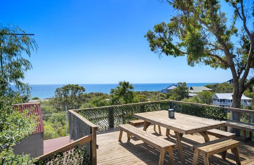 Peppermint Grove Beach House | Oceanview Manor by Peppy Beach Retreats® (10 Adults), Manor