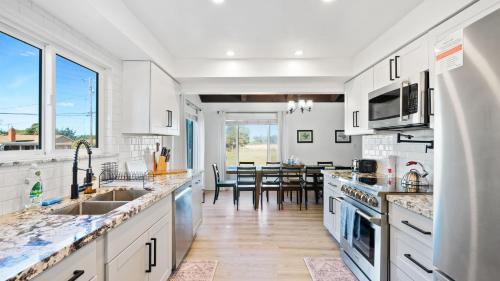 Fort Bragg Villa | Oceanview 5 bedroom hot tub, firepit & dog run