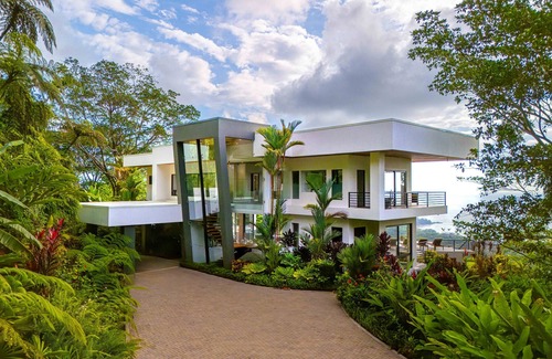 Uvita House | Oceanview Luxury Villa: 4 King Suites, Infinity Pool, Jacuzzi & Sunset Views
