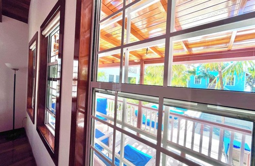Caye Caulker Apartment | Oceanview/Pool/Dock/AC-Barbaras Beach House-3 bed/2 bath sleeps 7