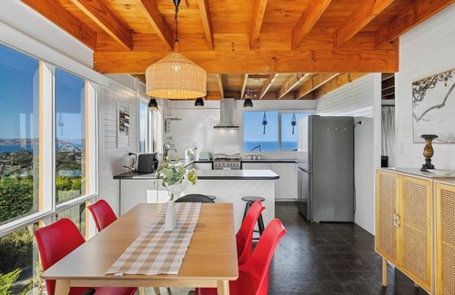 Blackmans Bay House | "Oceanview Retreat" - 20kms from CBD - Sleeps 10.