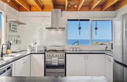 Blackmans Bay House | "Oceanview Retreat" - 20kms from CBD - Sleeps 10.