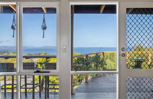 Blackmans Bay House | "Oceanview Retreat" - 20kms from CBD - Sleeps 10.