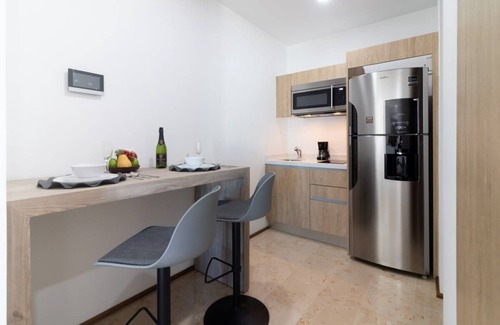 Centro Apartment | Oceanview Rooftop Pool, Walk to Beach & Eats