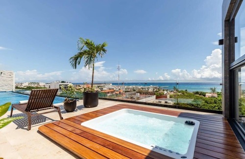 Centro Apartment | Oceanview Rooftop Pool, Walk to Beach & Eats