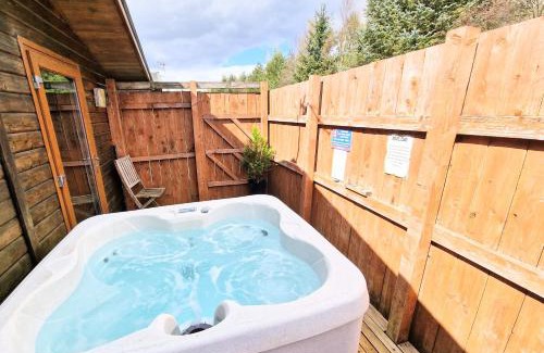 Kelty Ski Chalet | Ochil 8 with Private Hot Tub - Fife - Loch Leven - Lomond Hills