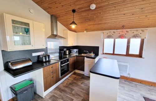 Kelty Ski Chalet | Ochil 8 with Private Hot Tub - Fife - Loch Leven - Lomond Hills