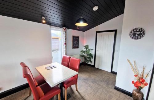 Kelty Ski Chalet | Ochil 9 with Private Hot Tub - Fife - Loch Leven - Lomond Hills - Pet Friendly