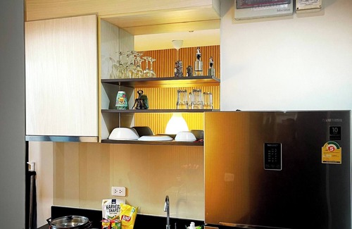 Phra Khanong Nuea Condo | Octopus Suite on HighRise, Skytrain, Fast Wifi and AC