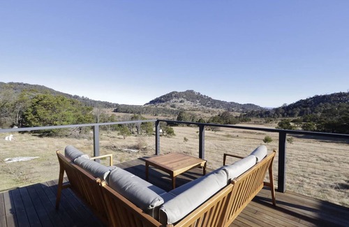 Tenterfield House | Off-Grid Farm Stay with Scenic Views