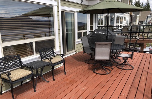 Central Okanagan Cottage | Off season rates. Fire table, steps to pool fantastic view! Aug 9-16 available