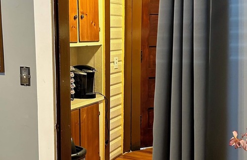 Historic Old Northeast Apartment | Off-street Parking - Walkable Downtown, Restaurants, Museums & Waterfront