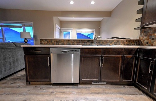 Grande Prairie House | Office | Fast WIFI | Smart TV | Garage | Long Stay