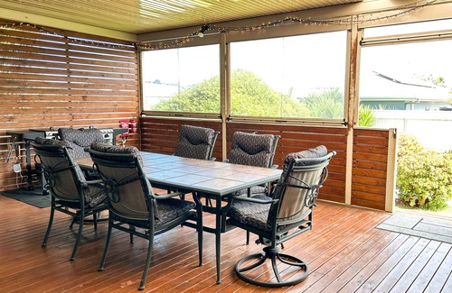 Middleton House | Offshore Beach House - Wi-fi & linen included