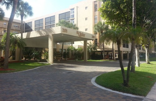 Sunny Isles Beach Condo | OH WOW! 5 minutes from the beach with free parking.!