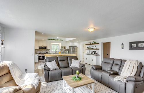 New Haven  Huron County House | Ohio Farmhouse Retreat w/Fire Pit & Patio