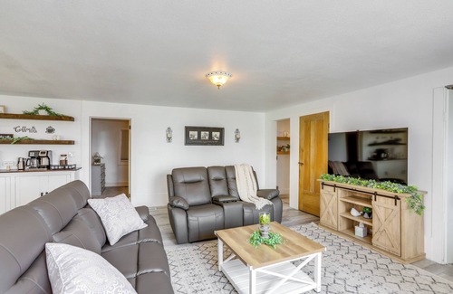 New Haven  Huron County House | Ohio Farmhouse Retreat w/Fire Pit & Patio