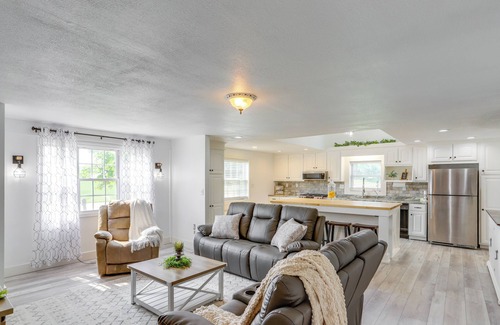 New Haven  Huron County House | Ohio Farmhouse Retreat w/Fire Pit & Patio