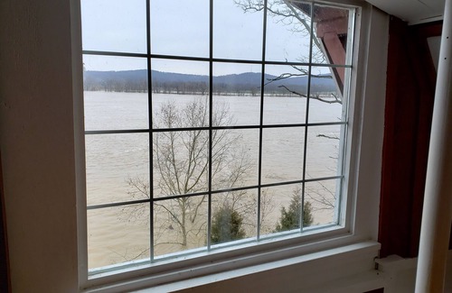 Derby Cabin | Ohio River Waterfront Cabin 4 bedroom 2 bath Derby Indiana sleeps 10 with hottub