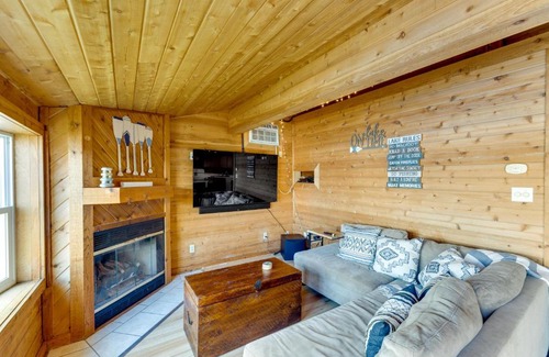 Maplewood House | Okauchee Lake Vacation Rental with Boat Dock!