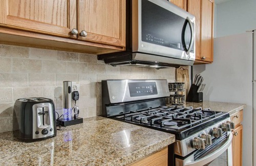 Houston Apartment | Oland -FUN Getaway: 4BR, King Suite, Arcade, 2 SmartTVs