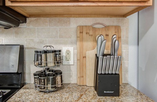 Houston Apartment | Oland -FUN Getaway: 4BR, King Suite, Arcade, 2 SmartTVs