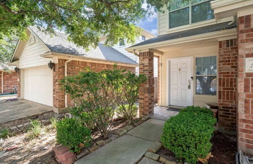 Houston Apartment | Oland -FUN Getaway: 4BR, King Suite, Arcade, 2 SmartTVs